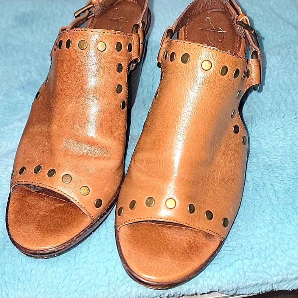 B. Makowsky peep toe